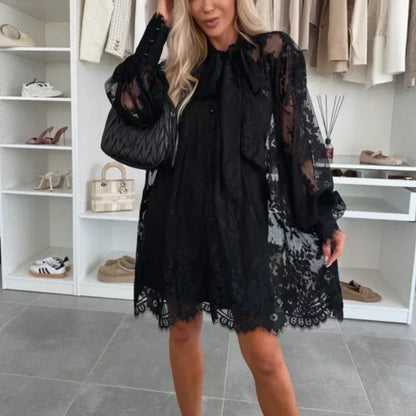 Nora™ | Minikjole i blonde med bindebånd i halsen