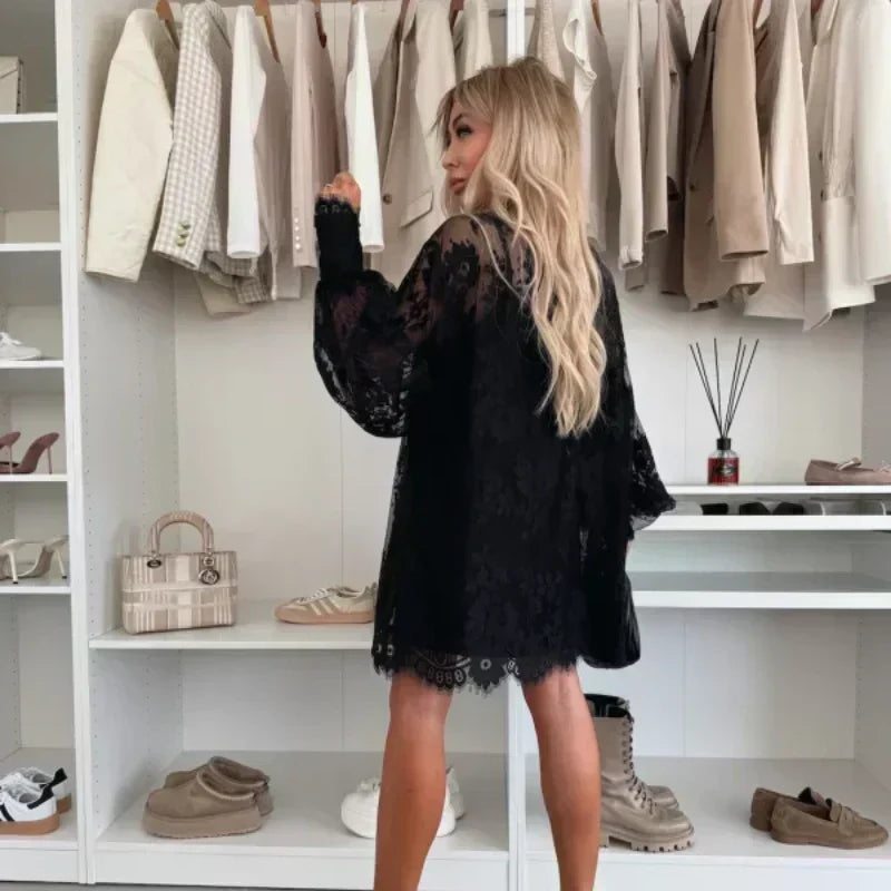 Nora™ | Minikjole i blonde med bindebånd i halsen